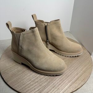 TOMS Womens 7.5 Suede Platform Ankle Boots Tan Side Zip Excellent